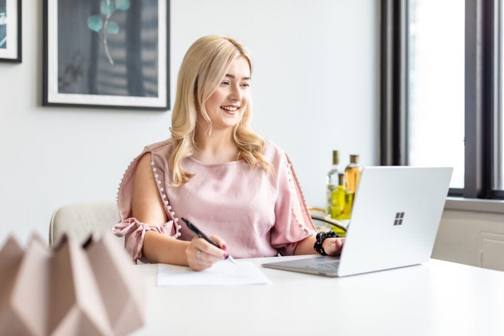 What are the benefits of hiring temporary staff?